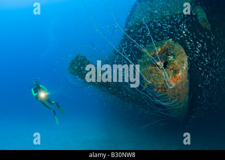 Plongeur au 12 canons de USS South Dakota Battleship atoll de Bikini des Îles Marshall Micronésie Océan Pacifique Banque D'Images