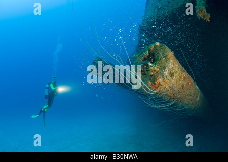 Plongeur au 12 canons de USS South Dakota Battleship atoll de Bikini des Îles Marshall Micronésie Océan Pacifique Banque D'Images