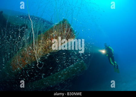 Plongeur au 12 canons de USS South Dakota Battleship atoll de Bikini des Îles Marshall Micronésie Océan Pacifique Banque D'Images