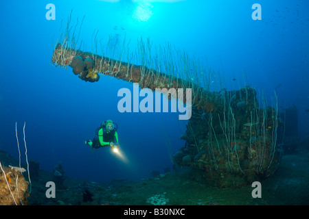 Plongeur et 5 pouce de Canon d'attaque USS Carlisle Transporter Îles Marshall Micronésie Océan Pacifique, l'atoll de Bikini Banque D'Images