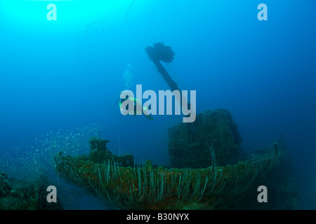 Près de plongeur 5 pouce arme sur destroyer USS Lamson atoll de Bikini des Îles Marshall Micronésie Océan Pacifique Banque D'Images