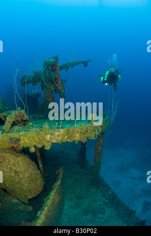 Diver et Anti Aircraft Machine Gun au destroyer USS Lamson atoll de Bikini des Îles Marshall Micronésie Océan Pacifique Banque D'Images