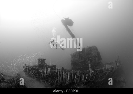 Près de plongeur 5 pouce arme sur destroyer USS Lamson atoll de Bikini des Îles Marshall Micronésie Océan Pacifique Banque D'Images