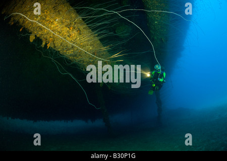 Plongeur au calibre 45 de 16 pouces massive arme sous le HIJMS Cuirassé Nagato atoll de Bikini des Îles Marshall Micronésie Océan Pacifique Banque D'Images