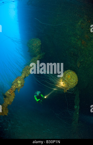 Plongeur au calibre 45 de 16 pouces massive arme sous le HIJMS Cuirassé Nagato atoll de Bikini des Îles Marshall Micronésie Océan Pacifique Banque D'Images