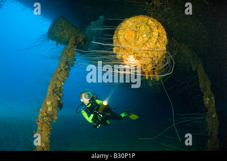 Plongeur au calibre 45 de 16 pouces massive arme sous le HIJMS Cuirassé Nagato atoll de Bikini des Îles Marshall Micronésie Océan Pacifique Banque D'Images