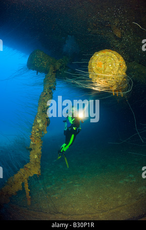 Plongeur au calibre 45 de 16 pouces massive arme sous le HIJMS Cuirassé Nagato atoll de Bikini des Îles Marshall Micronésie Océan Pacifique Banque D'Images