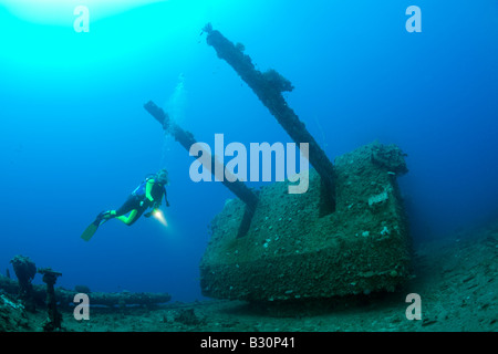 Plongeur et Twin 8 po calibre 55 Canon sur le USS Saratoga atoll de Bikini des Îles Marshall Micronésie Océan Pacifique Banque D'Images