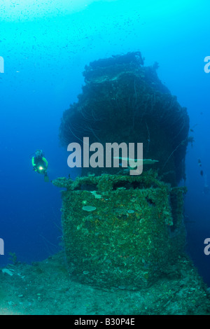 Plongeur au pont de l'USS Saratoga atoll de Bikini des Îles Marshall Micronésie Océan Pacifique Banque D'Images