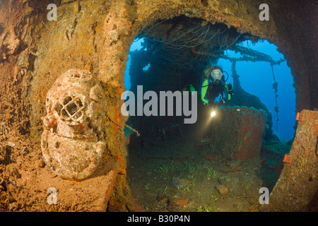 Casque de plongée plongeur découvrez Pont sur de USS Saratoga atoll de Bikini des Îles Marshall Micronésie Océan Pacifique Banque D'Images