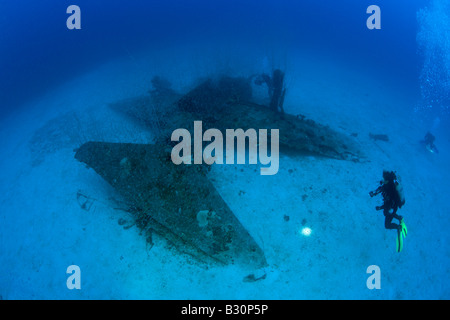 Diver et de bombardement sur bâbord du USS Saratoga atoll de Bikini des Îles Marshall Micronésie Océan Pacifique Banque D'Images