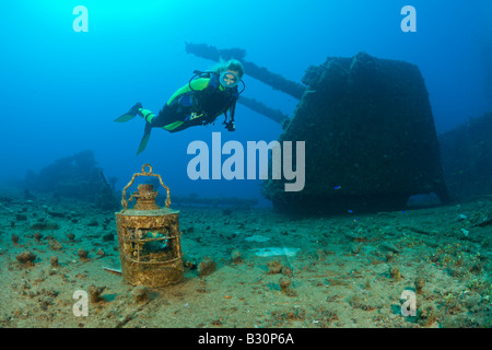 Lampe de plongée se trouve en face de 8 lits jumeaux de 55 cm fusil calibre sur le USS Saratoga atoll de Bikini des Îles Marshall Micronésie Océan Pacifique Banque D'Images