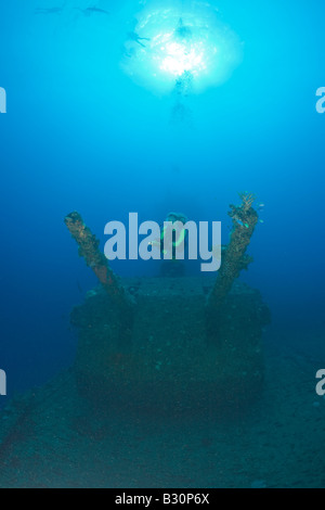 Plongeur et Twin 8 po calibre 55 Canon sur le USS Saratoga atoll de Bikini des Îles Marshall Micronésie Océan Pacifique Banque D'Images