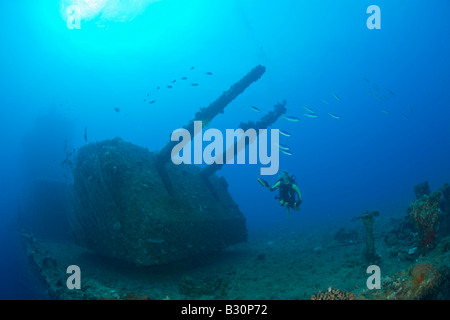 Plongeur et Twin 8 po calibre 55 Canon sur le USS Saratoga atoll de Bikini des Îles Marshall Micronésie Océan Pacifique Banque D'Images