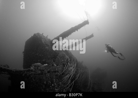 Plongeur et Twin 8 po calibre 55 Canon sur le USS Saratoga atoll de Bikini des Îles Marshall Micronésie Océan Pacifique Banque D'Images