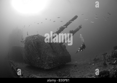 Plongeur et Twin 8 po calibre 55 Canon sur le USS Saratoga atoll de Bikini des Îles Marshall Micronésie Océan Pacifique Banque D'Images