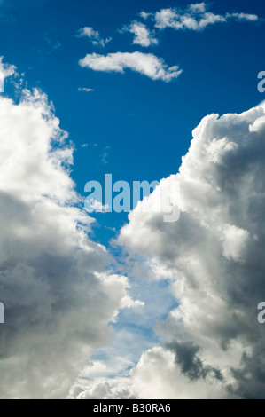 Nuages laineux nuages gris et bleu ciel Banque D'Images