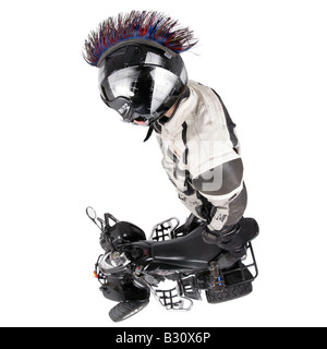 Quod biker avec casque debout sur son véhicule Banque D'Images