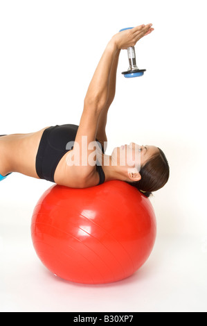 Un instructeur de conditionnement physique des femmes démontre la position de finition du triceps nosebreaker Banque D'Images