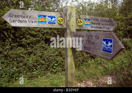 Un sentier en bois panneau pour Kingswear et Brixham Devon Banque D'Images