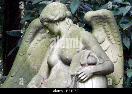 Sculpture ange féminin assis sur une tombe monument tombe dans une attitude de tristesse et de deuil Banque D'Images