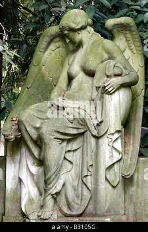 Sculpture ange féminin assis sur une tombe monument tombe dans une attitude de tristesse et de deuil Banque D'Images