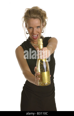 Jeune femme vêtu d'une robe de soirée avec une bouteille de champagne Banque D'Images