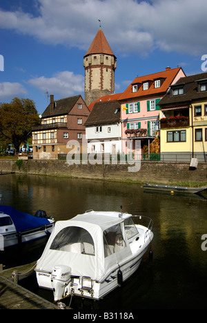 Vue sur la rivière Tauber de Wertheim avec le Spitzer Turm et de nombreux bateaux de rivière Banque D'Images