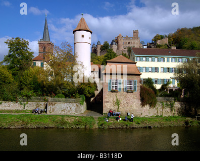 Vue sur la rivière Tauber de Wertheim avec le Kittsteintor Faultor, Roter Turm suis ruiné et Burg Château de Wertheim Banque D'Images