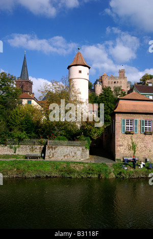 Vue sur la rivière Tauber de Wertheim avec le Kittsteintor Faultor, Roter Turm suis ruiné et Burg Château de Wertheim Banque D'Images