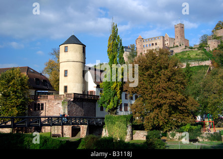 Vue sur la rivière Tauber de Wertheim avec l'Hofhaltung princière (résidence du Prince) et ruiné Burg Château de Wertheim Banque D'Images