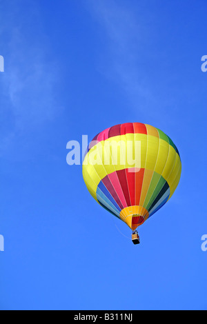 Ballon flotte dans le ciel Banque D'Images