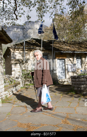 L'Épire Grèce Zagororia Megalo Papigko villages situés dans le Parc National de Vikos Aoos femme locale dans la rue Banque D'Images