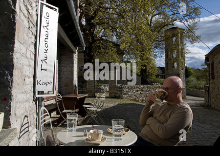 L'Épire Grèce Zagororia Megalo Papigko villages situés dans le Parc National de Vikos Aoos'à un café en plein air Banque D'Images