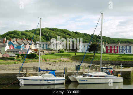 Maisons géorgiennes aux couleurs vives autour du port en Aberaeron Banque D'Images