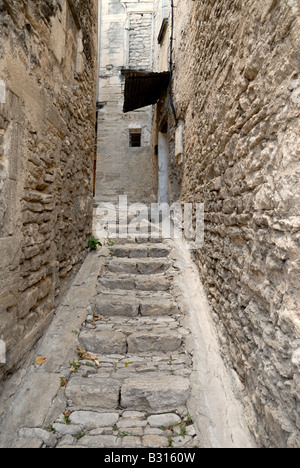 Rue étroite en ville médiévale Gordes, dans le sud de la France Banque D'Images