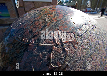 Monument du monde mettant en évidence l'emplacement actuel sur le cercle arctique en Laponie en Finlande. Banque D'Images