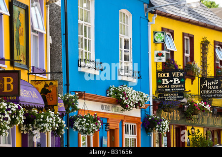 Boutiques colorées, Kinsale, West Cork, Irlande. Banque D'Images