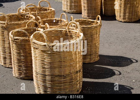 De grands paniers tissés à vendre au bord de la route dans la région de Suffolk Banque D'Images