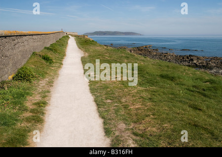 Sentier du littoral à Donabate strand à l'extérieur de Dublin avec Lambay Island dans la distance. Banque D'Images