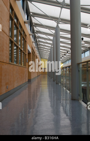 L'intérieur du corridor de l'édifice des sciences à Dublin City University DCU. Banque D'Images