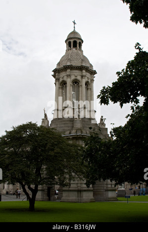 Le Campanile à Trinity College de Dublin City University. Banque D'Images