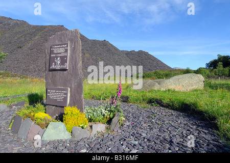 Monument commémoratif de l'ardoise près de la carrière de Dinorwig à Llanberis North Wales consacrée à la carrière et de ses habitants Banque D'Images