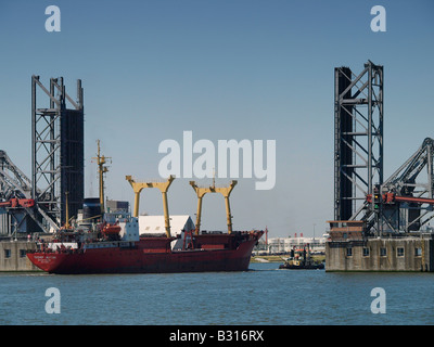 Cargo russe étant tiré par une ouverture pont dans le port d'Anvers Flandre Belgique Banque D'Images