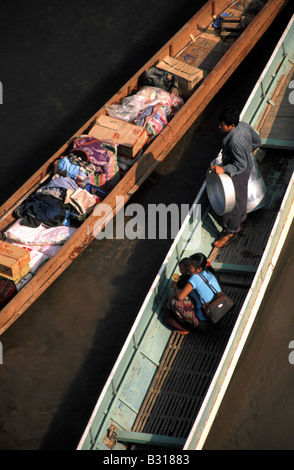 Boat people, Nong Khiaw, Laos. Banque D'Images