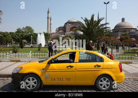 TUR Turquie Istanbul taxi en face de la Sainte-sophie Banque D'Images