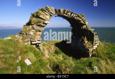 Château écossais sur falaise ruine de Cruggleton Castle arch de cave sur la côte avec Wigtown Bay derrière Galloway Scotland UK Banque D'Images