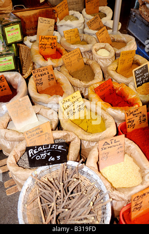 Herbes et épices EN DÉCROCHAGE DU MARCHÉ FRANÇAIS Banque D'Images