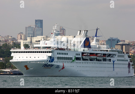 TUR Turquie Istanbul Cruiseship Grand Voyager de IIbero Croisières sur le Bosphore Banque D'Images