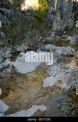 Piscines naturelles dans le lit du fleuve d'Ebo, près de Vall de Ebo, Marina Alta, Alicante Prov. Comunidad Valenciana, Espagne Banque D'Images